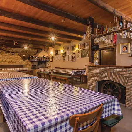 3 Bedroom Gorgeous In Holiday home Kanfanar