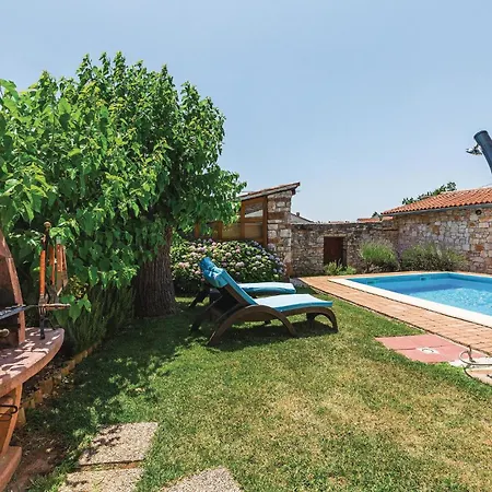 3 Bedroom Gorgeous In Holiday home Kanfanar